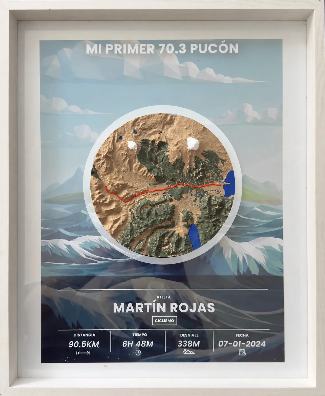 Fotografía real del recuerdo Mi primer 70.3 Pucón en marco blanco, con nombre ficticio