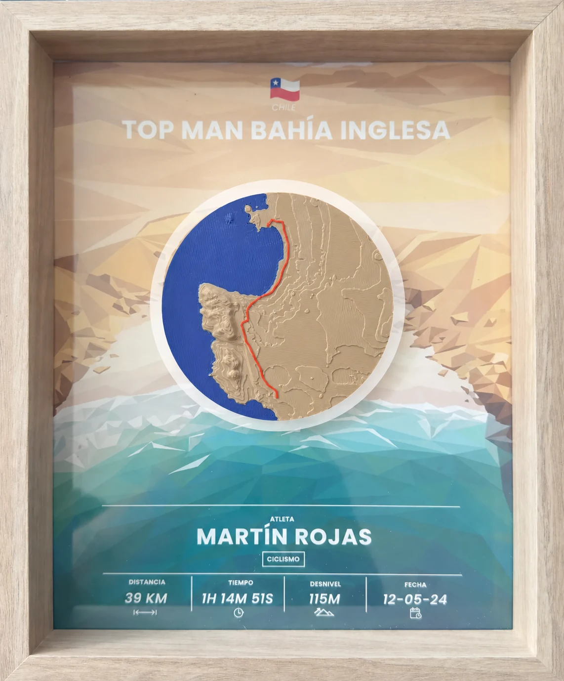 Fotografía real del recuerdo Top Man Bahía Inglesa en marco de madera natural, con nombre ficticio